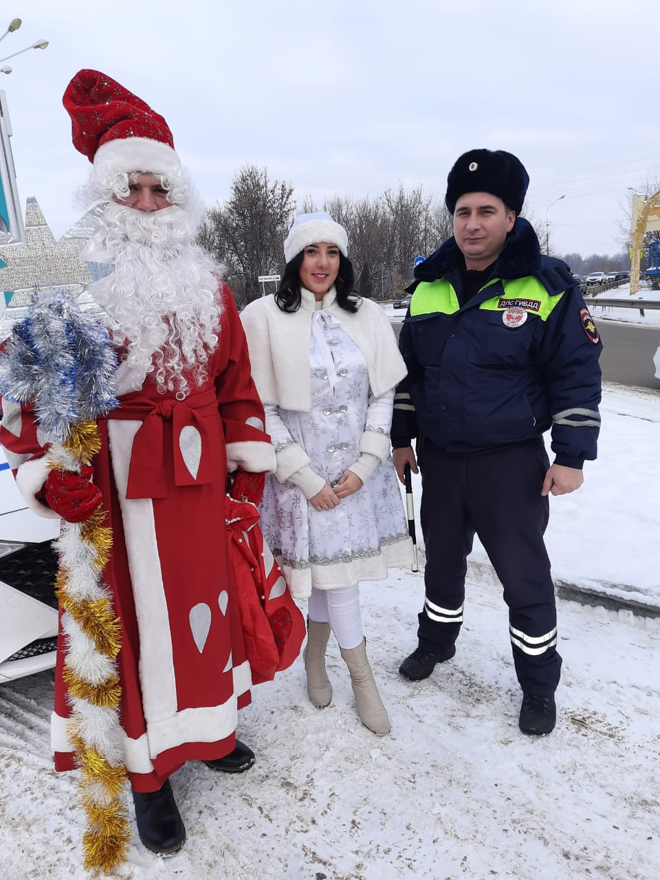 Дед Мороз и Снегурочка поздравляли грязинских водителей с наступающим Новым  годом | 30.12.2021 | Грязи - БезФормата